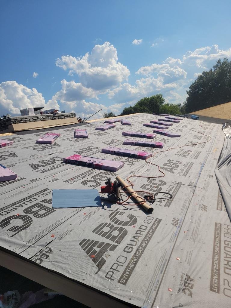 A roof in Lakeway Texas stripped to the sheathing with newly applied underlayment and waiting for asphalt shingles